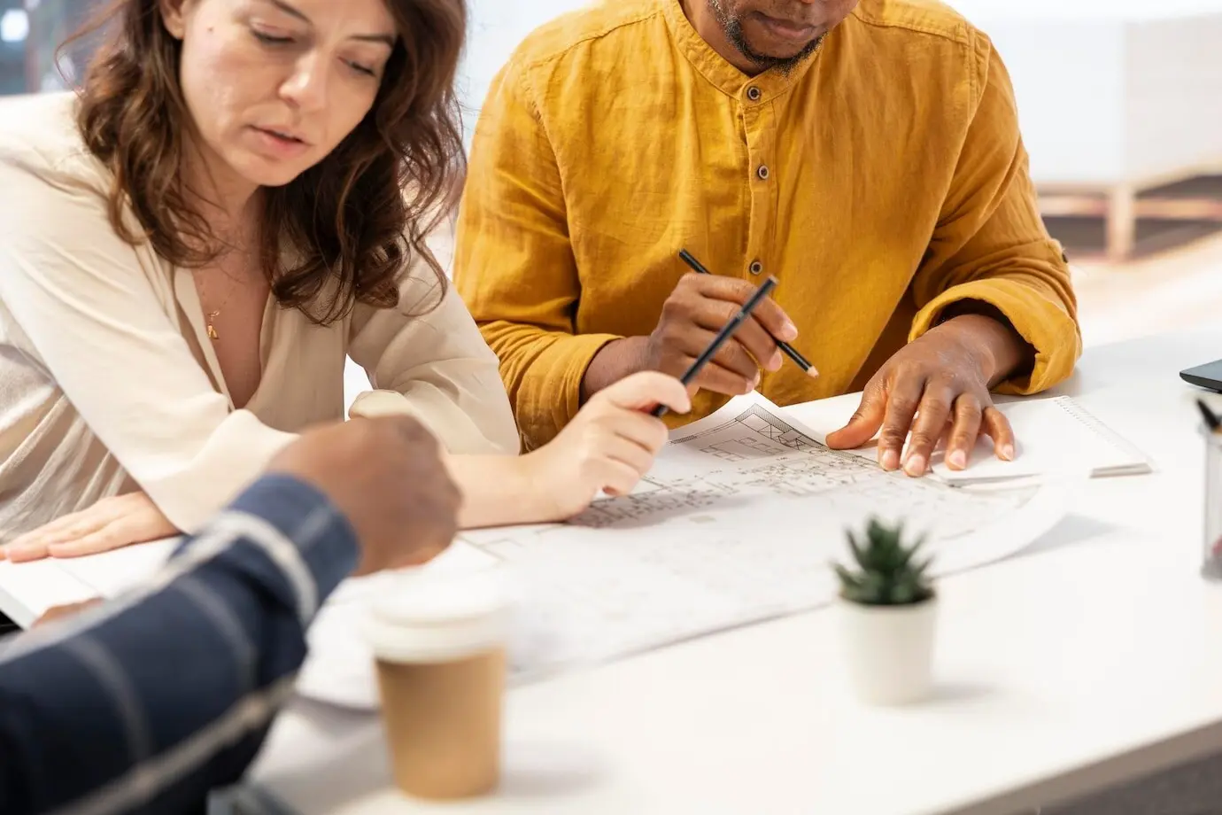 Риелторы встречаются с владельцем бизнеса, чтобы рассмотреть все условия контракта.