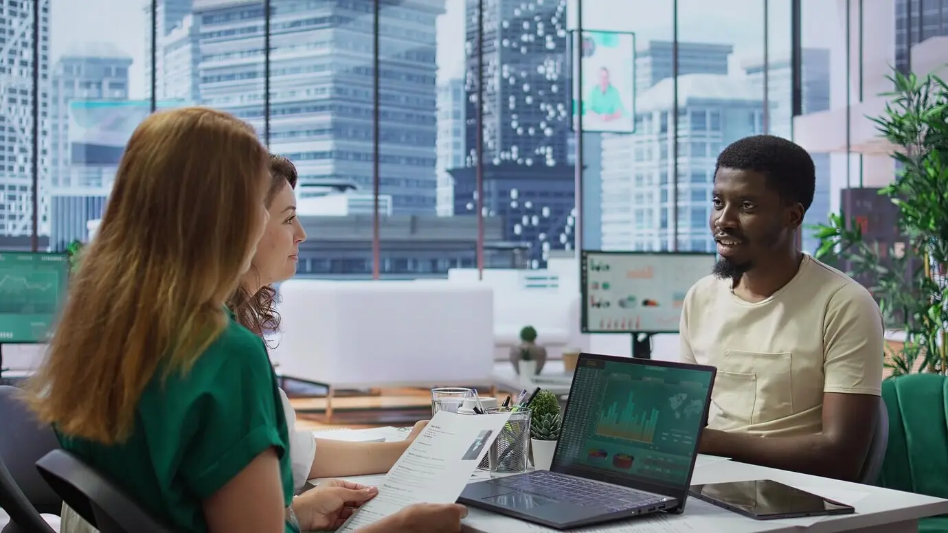 Деловая женщина-профессионал изучает резюме соискателя во время собеседования.