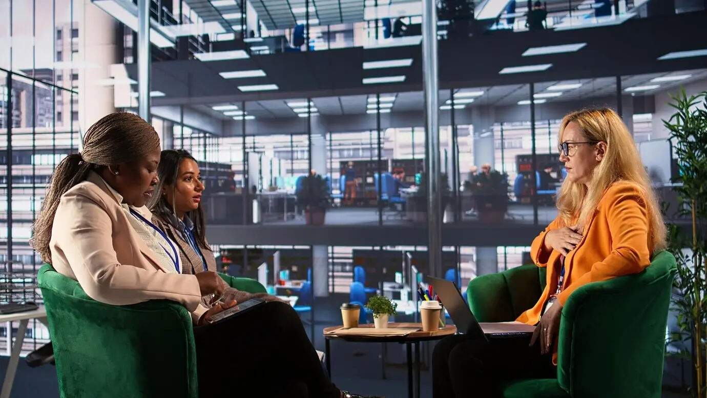 Находящиеся в стрессе и злые деловые партнёры кричат друг на друга во время ссоры.